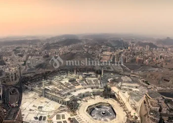 Wanita salat di hotel Makkah