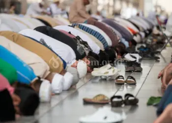 Mereka adalah Orang-Orang yang Khusyuk dalam Salat