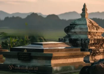 Berdoa di Sisi Makam